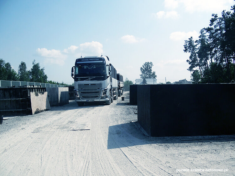 Transport szamb betonowych  w Karlinie